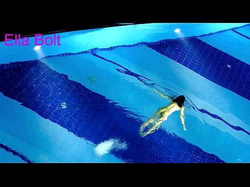 ❤️ Non podo deixar de mirar, unha moza loira que é sorprendida nadando espida na piscina do resort ELLA BOLT ️❌ Vídeo porno en nós ❌️❤