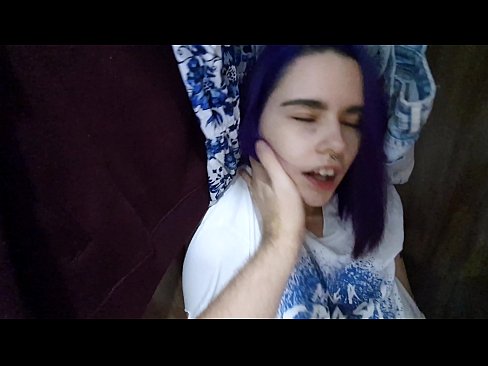 ❤️ Atopo a miña irmá no armario e axudouna a correrse ️❌ Vídeo porno en nós ❌️❤