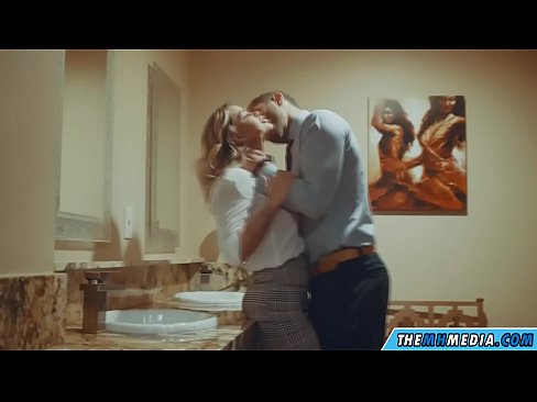 ❤️ Cando unha loura tetona seduce nun baño público ️❌ Vídeo porno en nós ❌️❤